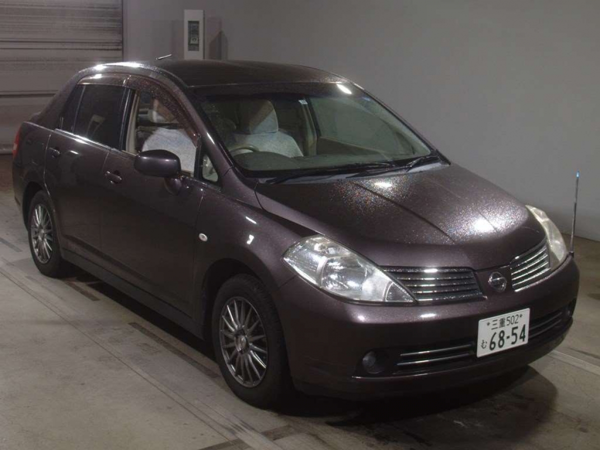 NISSAN TIIDA